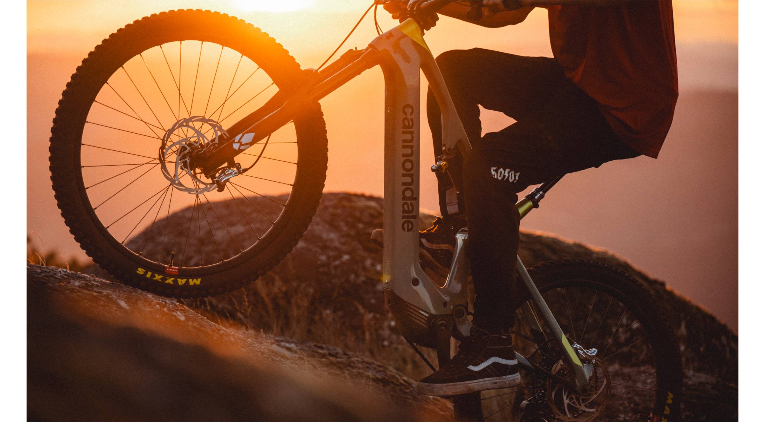 eMTB Buyer's Guide  Everything You Need to Know About Electric Mountain  Bikes
