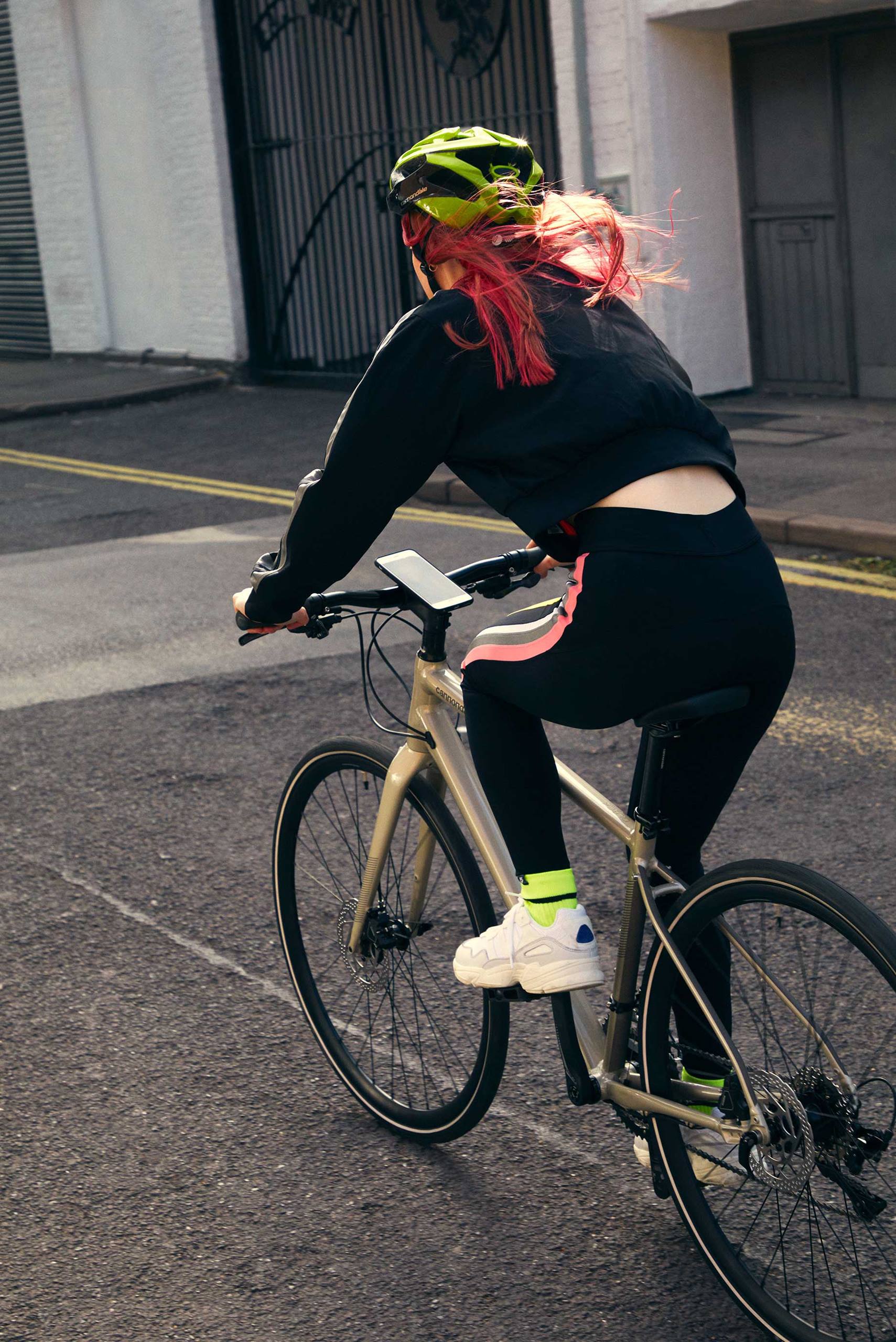 CANNONDALE QUICK WOMEN'S REMIXTE Foto di tre quarti posteriore a ciclista in movimento