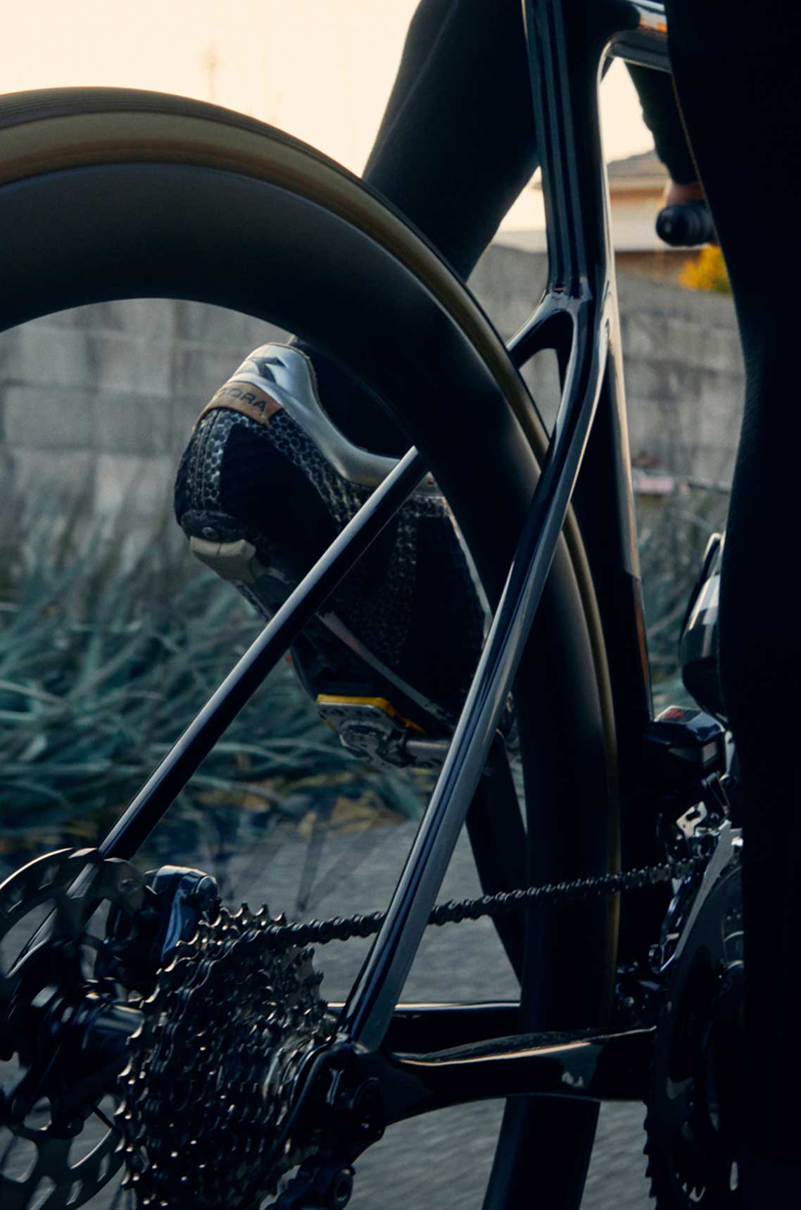 Cannondale SupeSix EVO Carbon Disc105 Particolare forcella posteriore e carro ripresi da bici in movimento
